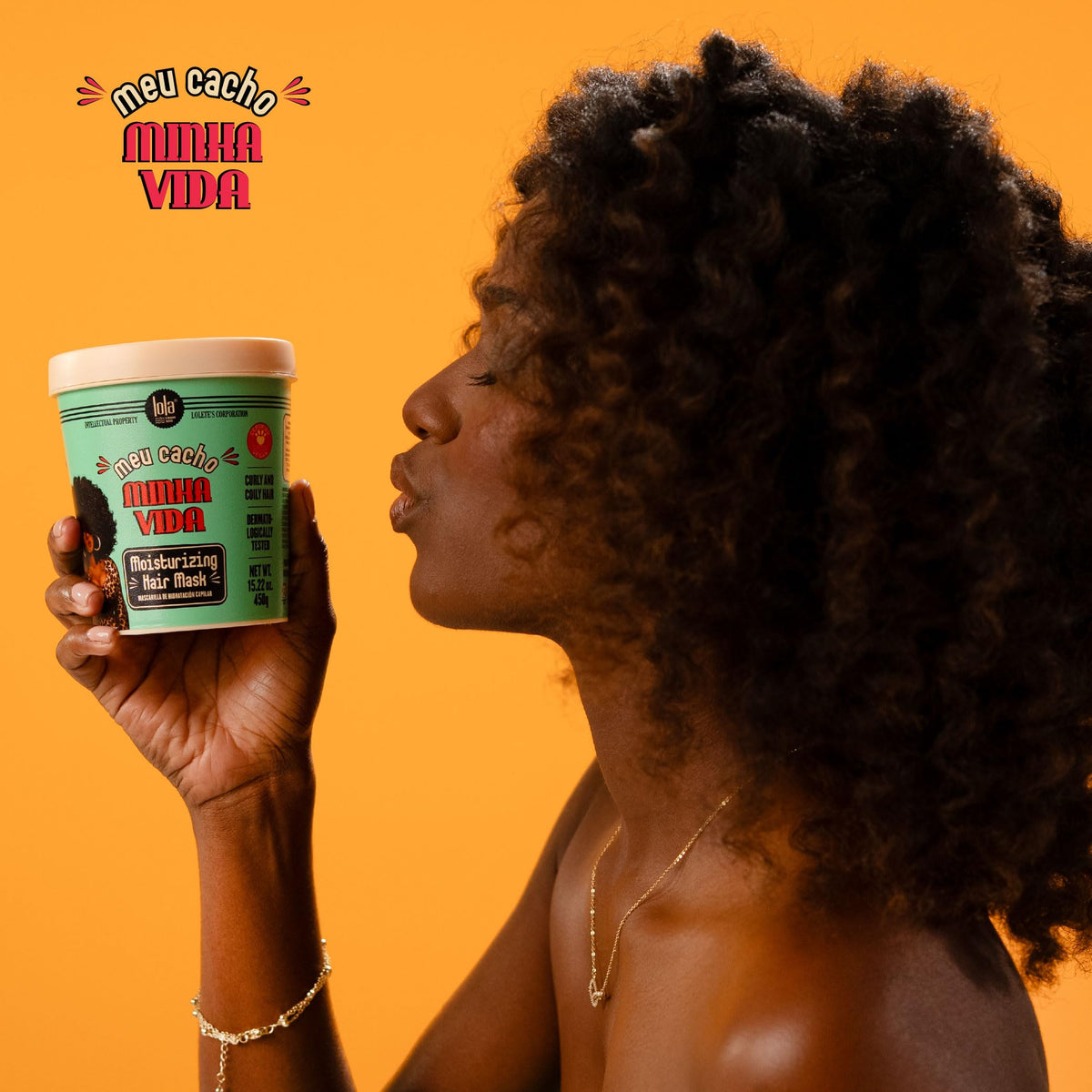 Lola From Rio Meu Cacho Minha Vida application scene on curly hair for detangling