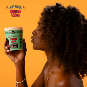 Lola From Rio Meu Cacho Minha Vida application scene on curly hair for detangling