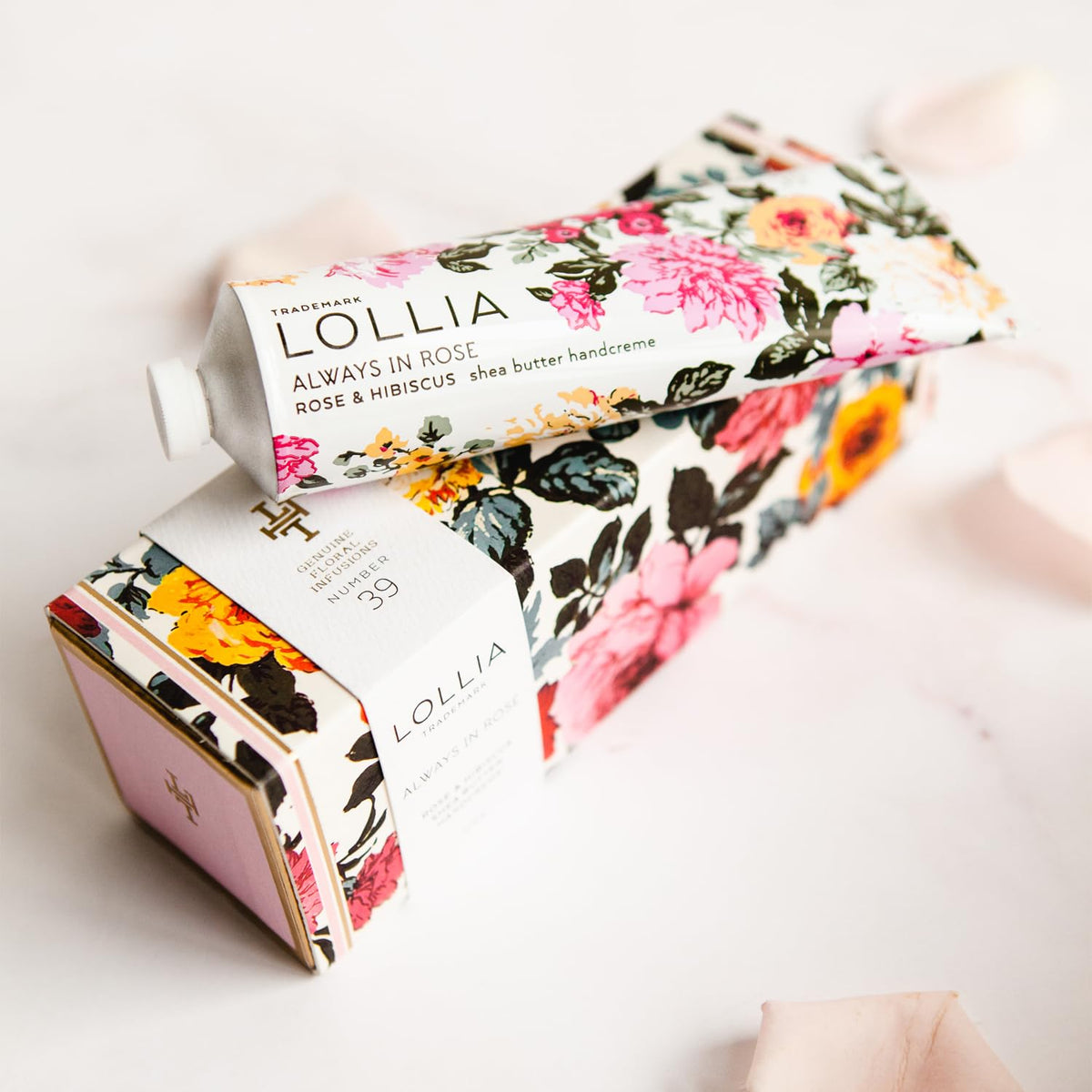 LOLLIA Always in Rose handcreme texture close-up shows velvety skin feel