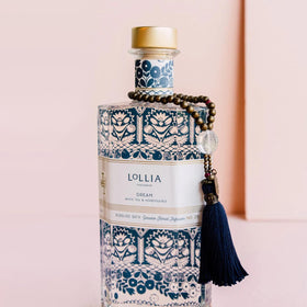 Dream Bubble Bath bubbles envelop the skin in a soft, hydrating foam.
