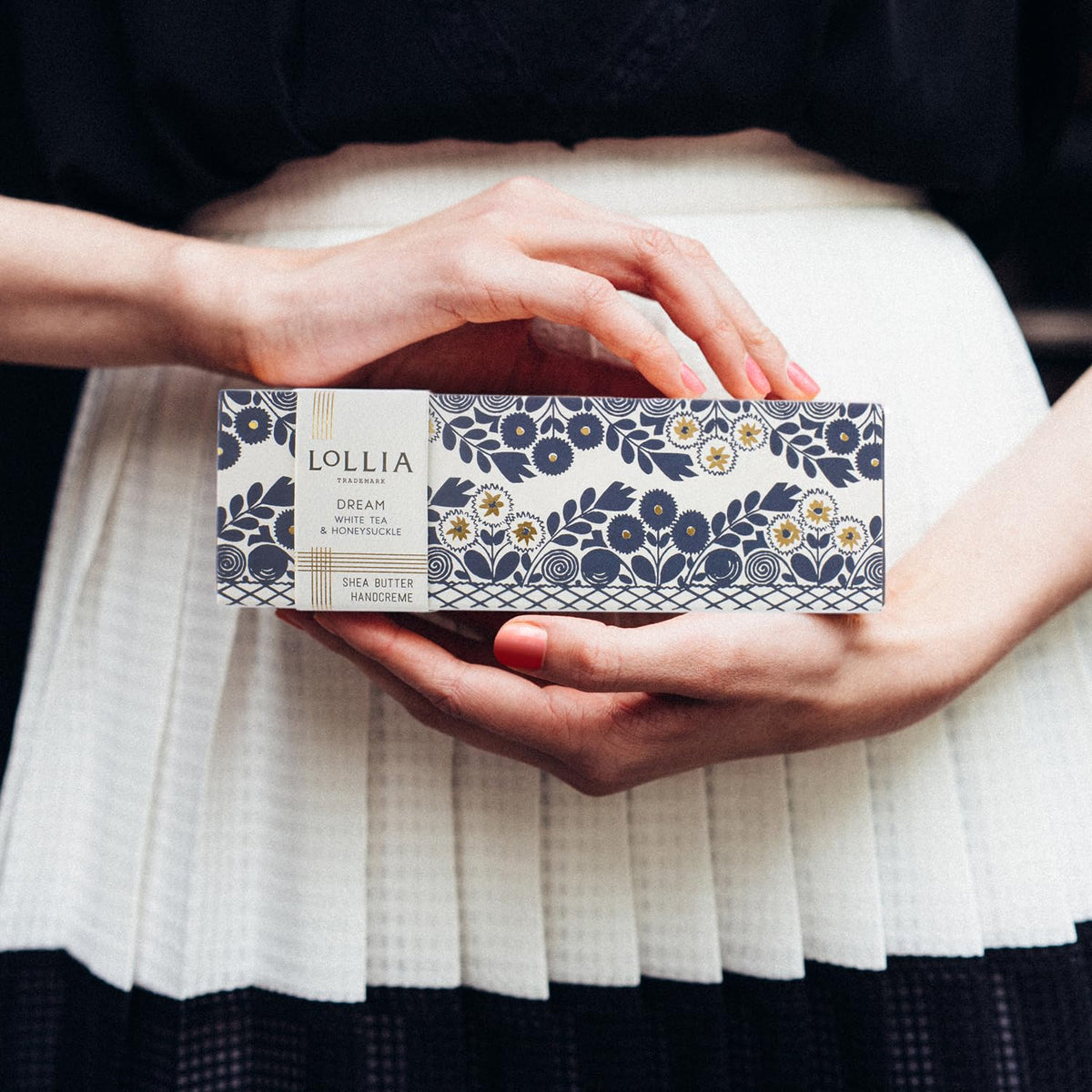 LOLLIA Dream Handcreme ingredients chart highlights shea, cocoa, macadamia oils.