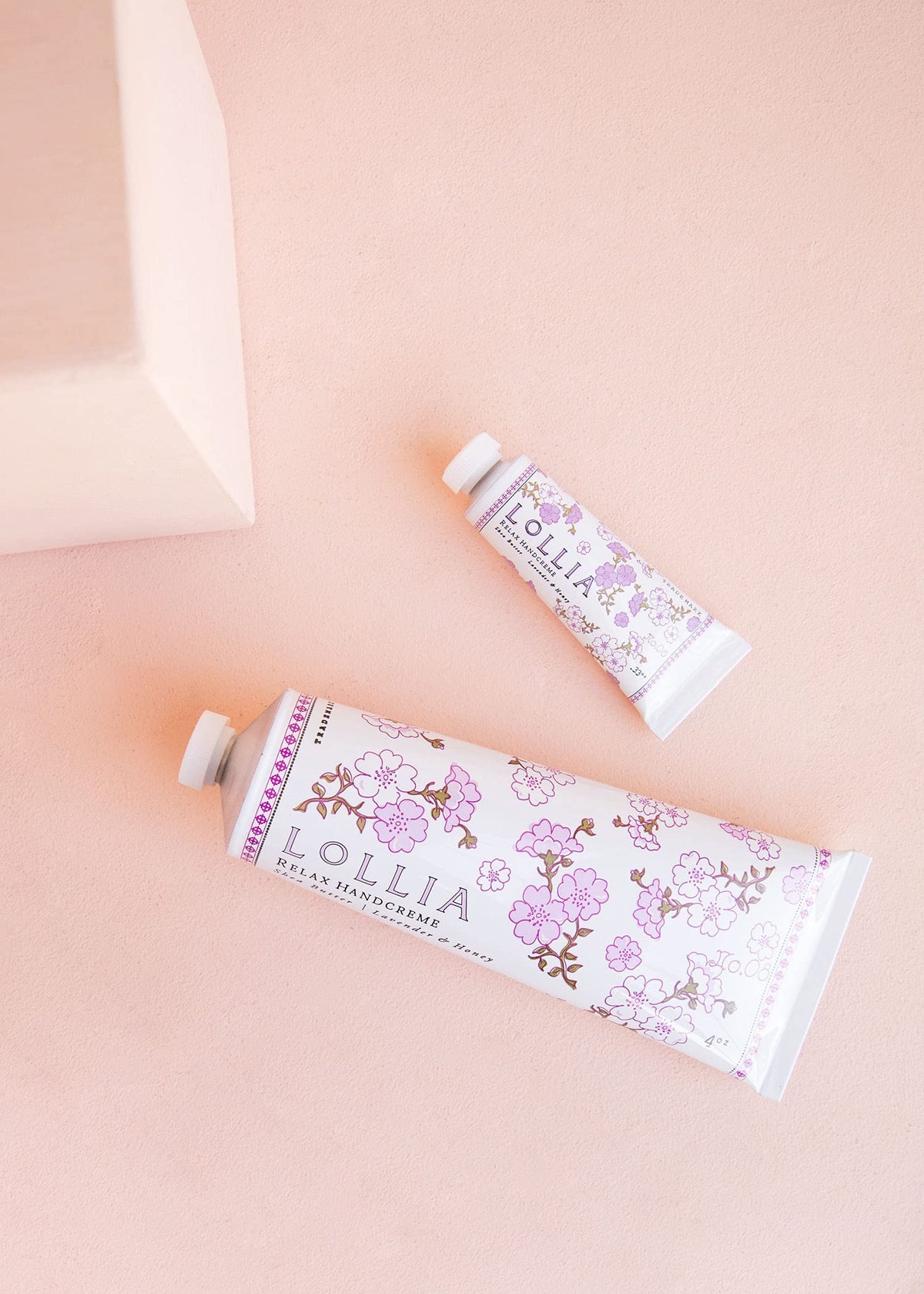 Ingredient shot highlights macadamia and avocado oils for nourishing skin.