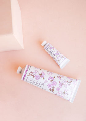 Ingredient shot highlights macadamia and avocado oils for nourishing skin.