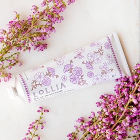 LOLLIA Relax Handcreme jasmine-amber-woods fragrance adds subtle luxury.
