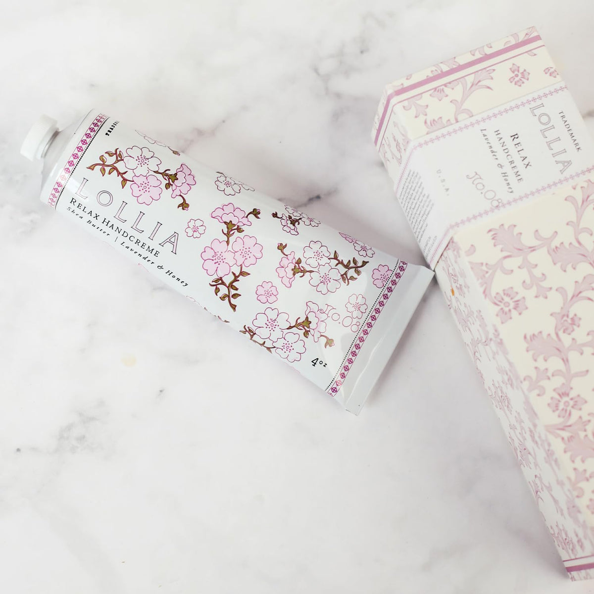 LOLLIA Relax Handcreme macadamia-avocado oils nourish and soften skin.