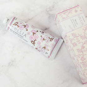 LOLLIA Relax Handcreme macadamia-avocado oils nourish and soften skin.