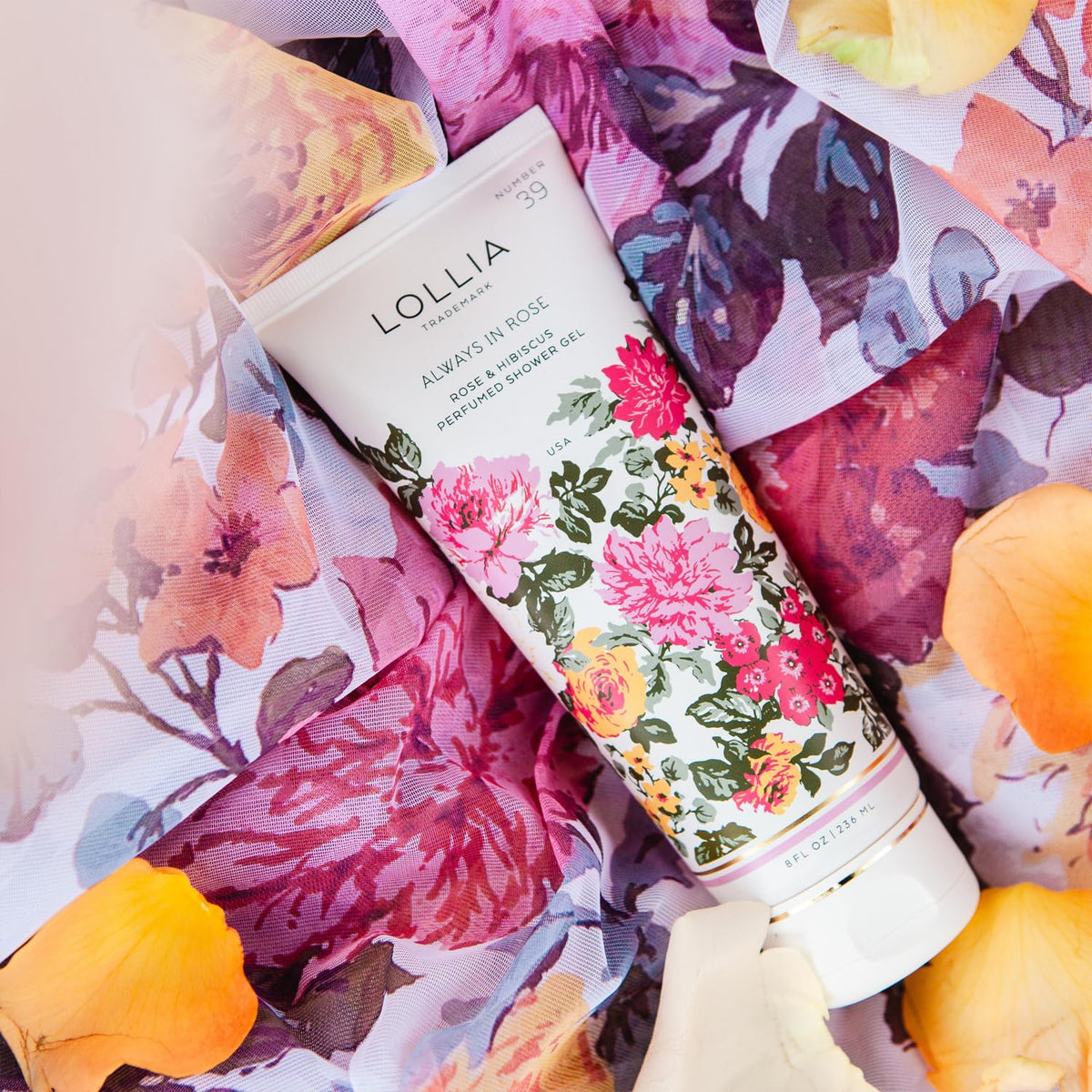 LOLLIA Shower gel lather in action—creamy foam for a pampering wash.