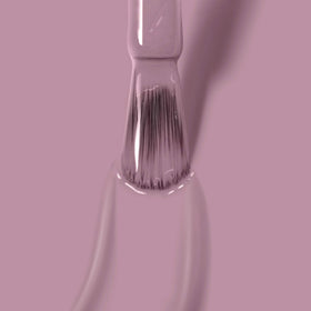 Close-up of the LONDONTOWN lakur brush applying Dusty Pink color