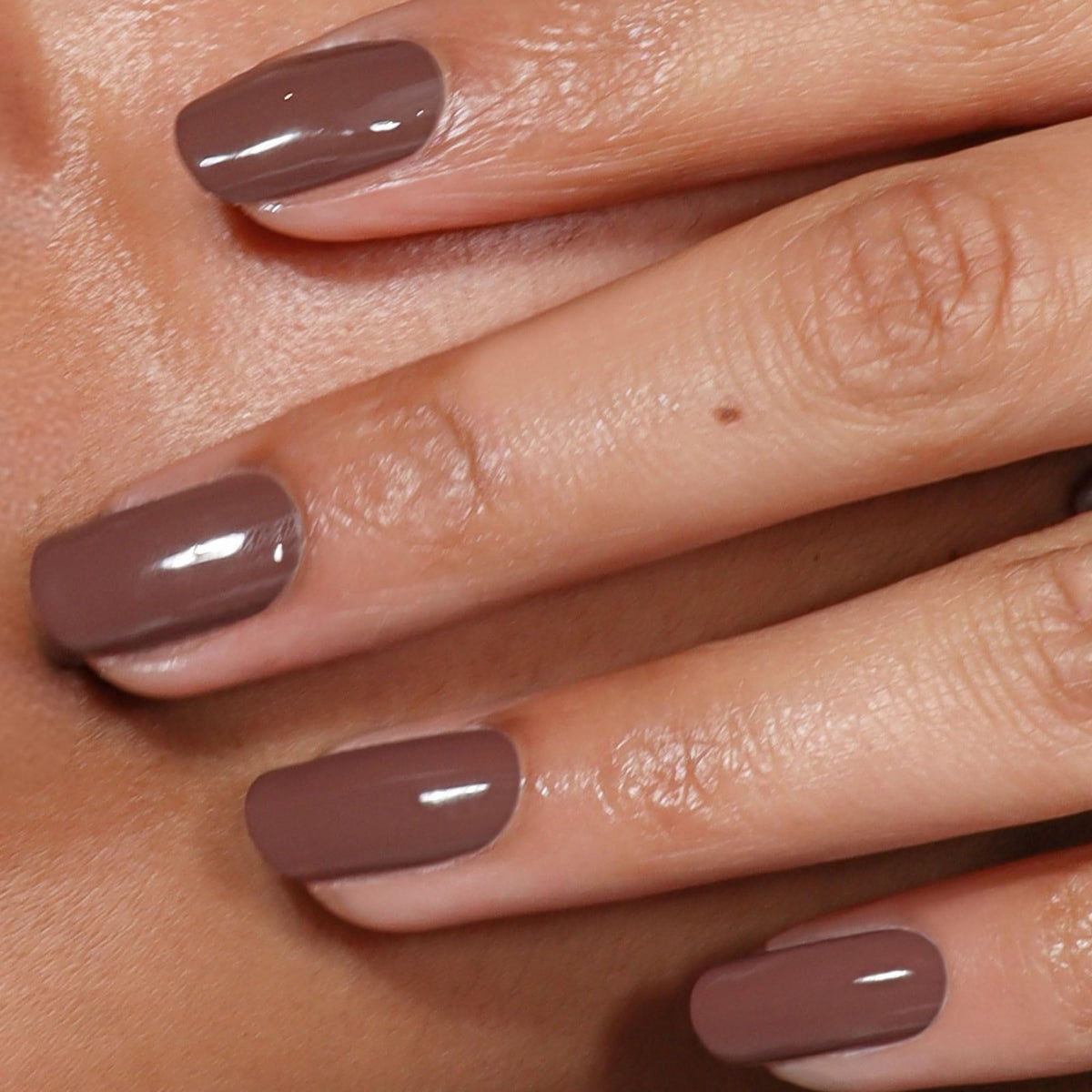 LONDONTOWN Lakur Florium Complex nourishes nails with botanical oils.