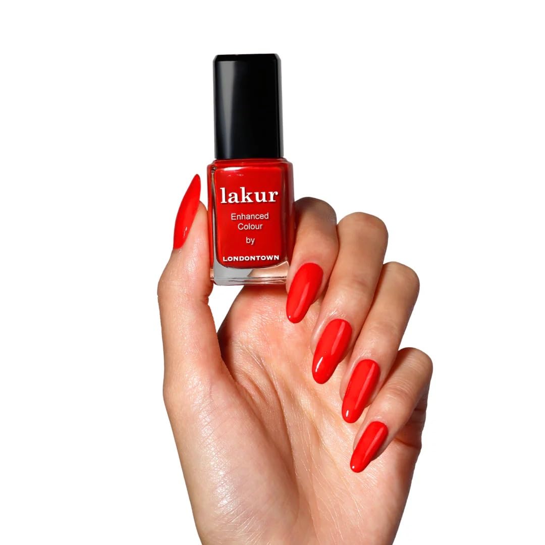 LONDONTOWN Lakur drying oil drop demonstrates quick-dry support at the cuticle.