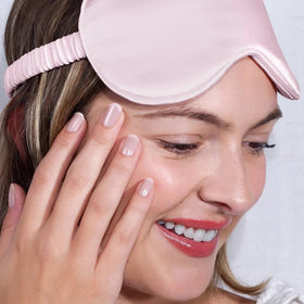 LONDONTOWN Lakur gel-like finish close-up with high shine