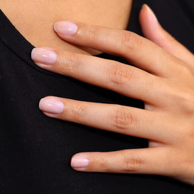 LONDONTOWN Nail care with drying oil adds shine and helps seal the manicure