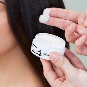 L’Oréal Professionnel Paris Styling Fix Paste matte finish close-up on styled hair.