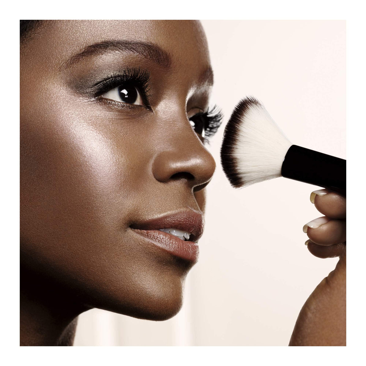 L'Oreal Paris Lumi Shimmerista Sunlight swatch on skin delivers radiant highlight.