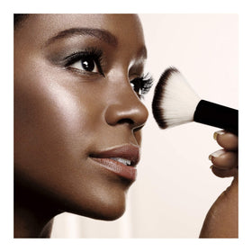 L'Oreal Paris Lumi Shimmerista Sunlight swatch on skin delivers radiant highlight.