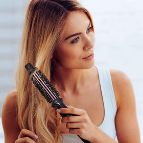 LOVANI included travel bag keeps your curler organized.