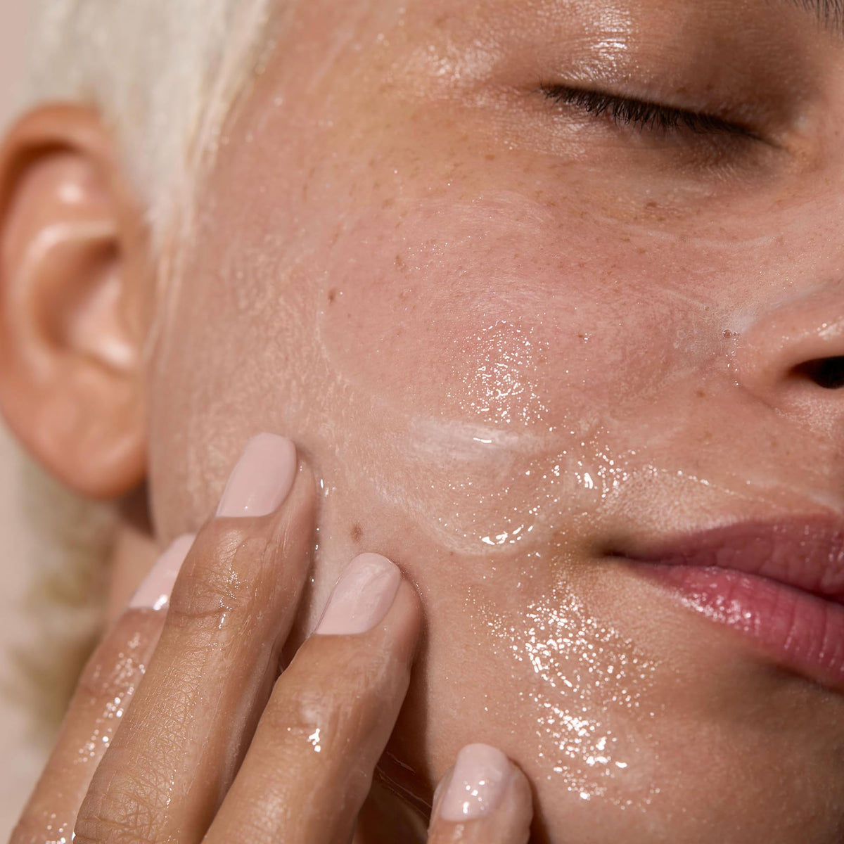 Loved01 Aloe-Mandelic Exfoliant close-up highlights calming hydration and skin renewal benefits.
