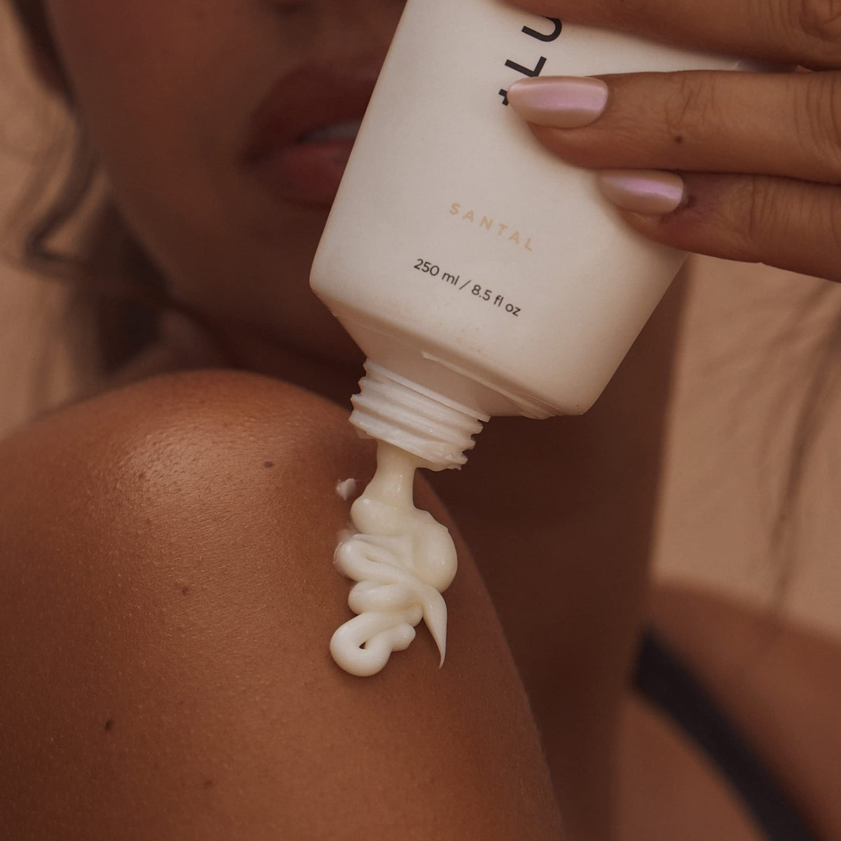 Lux Unfiltered Tall Pour N°14 ingredient panel highlights jojoba, squalane, and hyaluronic acid.