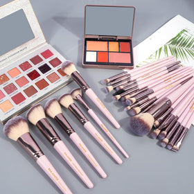 MAANGE blush-brush for natural-looking flush and precision