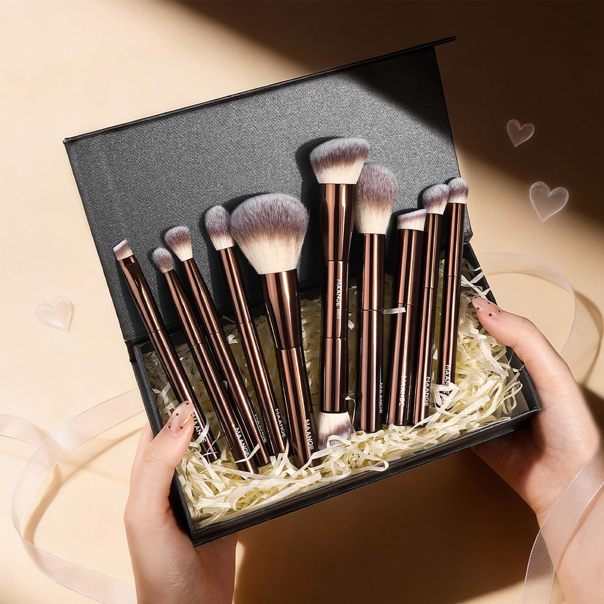 MAANGE compact magnetic case interior keeps brushes organized during travel
