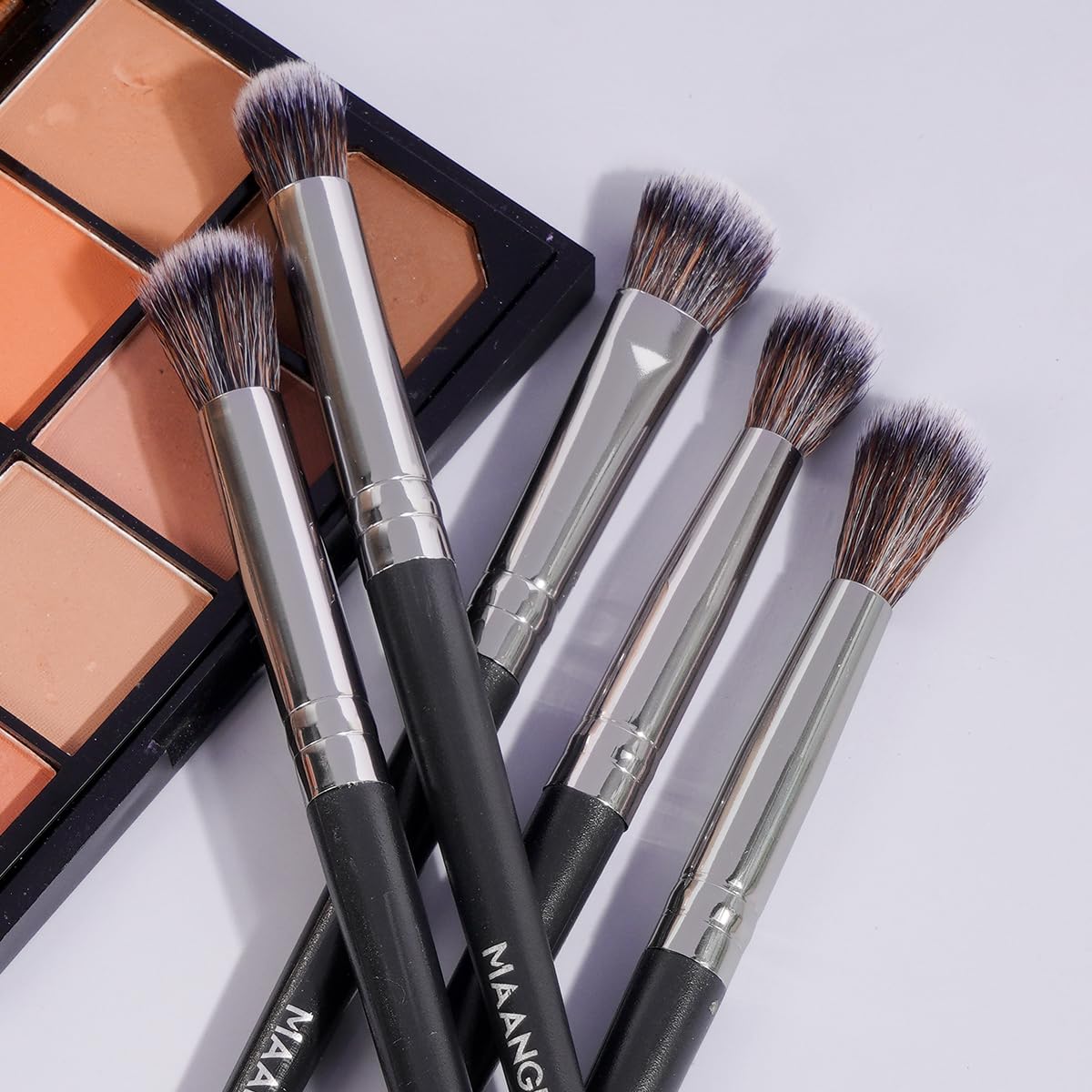 MAANGE triangle powder puffs provide precise powder application.