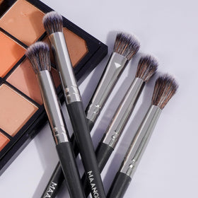MAANGE triangle powder puffs provide precise powder application.