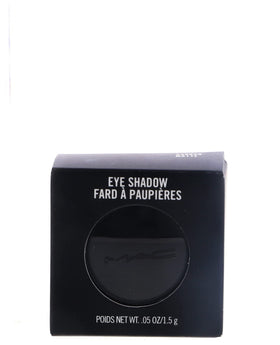 MAC Eye Shadow Carbon close-up demonstrates smooth blending on the lid