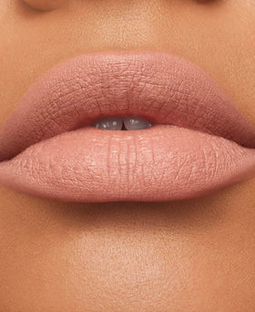 Product shot highlighting 12-hour comfortable wear and pigment-rich color