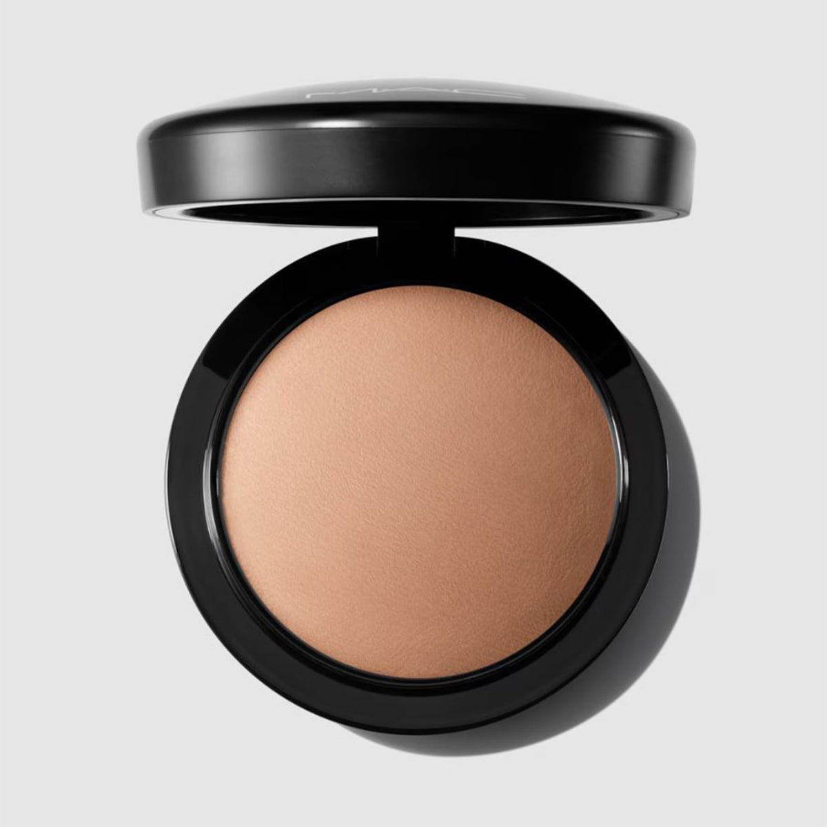 MAC Mineralize Skinfinish Natural compact open reveals smooth powder texture