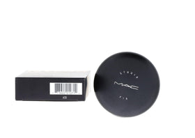 MAC Studio Fix application image demonstrates oil-free matte finish on skin.
