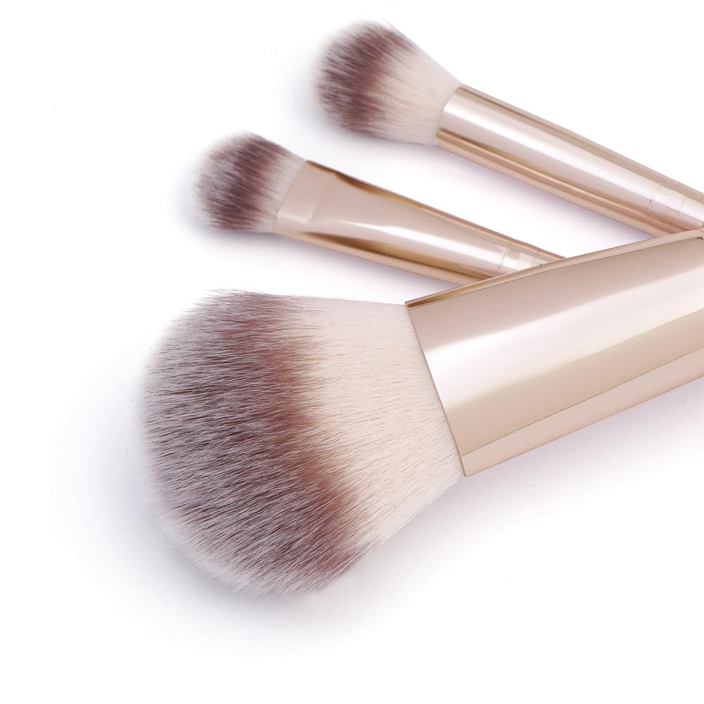 MAGEFY blush brush softly applies color for a natural flush.