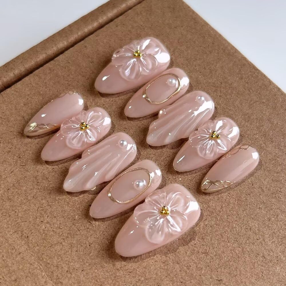 MAGLFELL almond press-on nails close-up texture highlights depth and multi-layer gel.