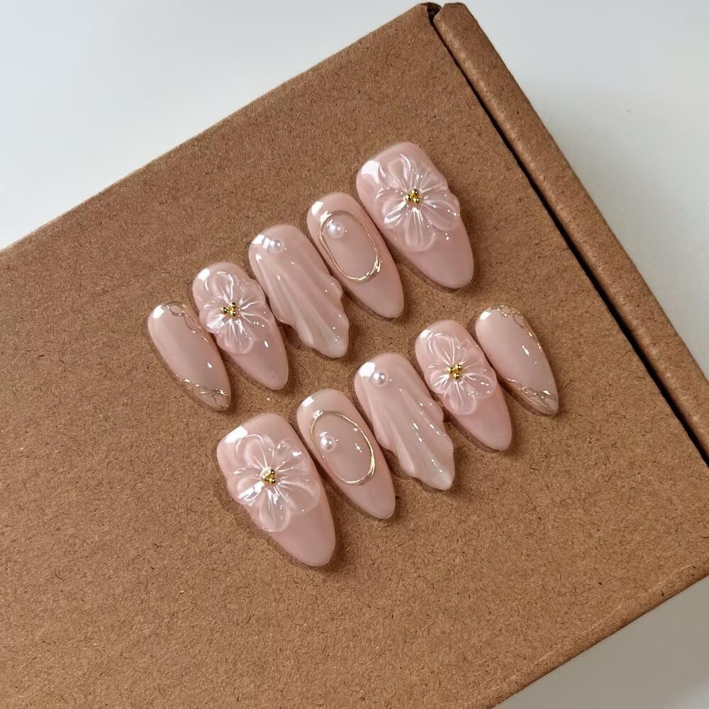 MAGLFELL handmade almond press-on nails offer a quick salon-style manicure.
