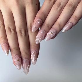MAGLFELL travel-friendly press-on nails ready for on-the-go touch-ups.