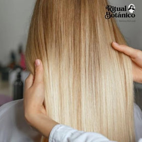 Natural oil blend close-up illustrating nourishing formula for softness