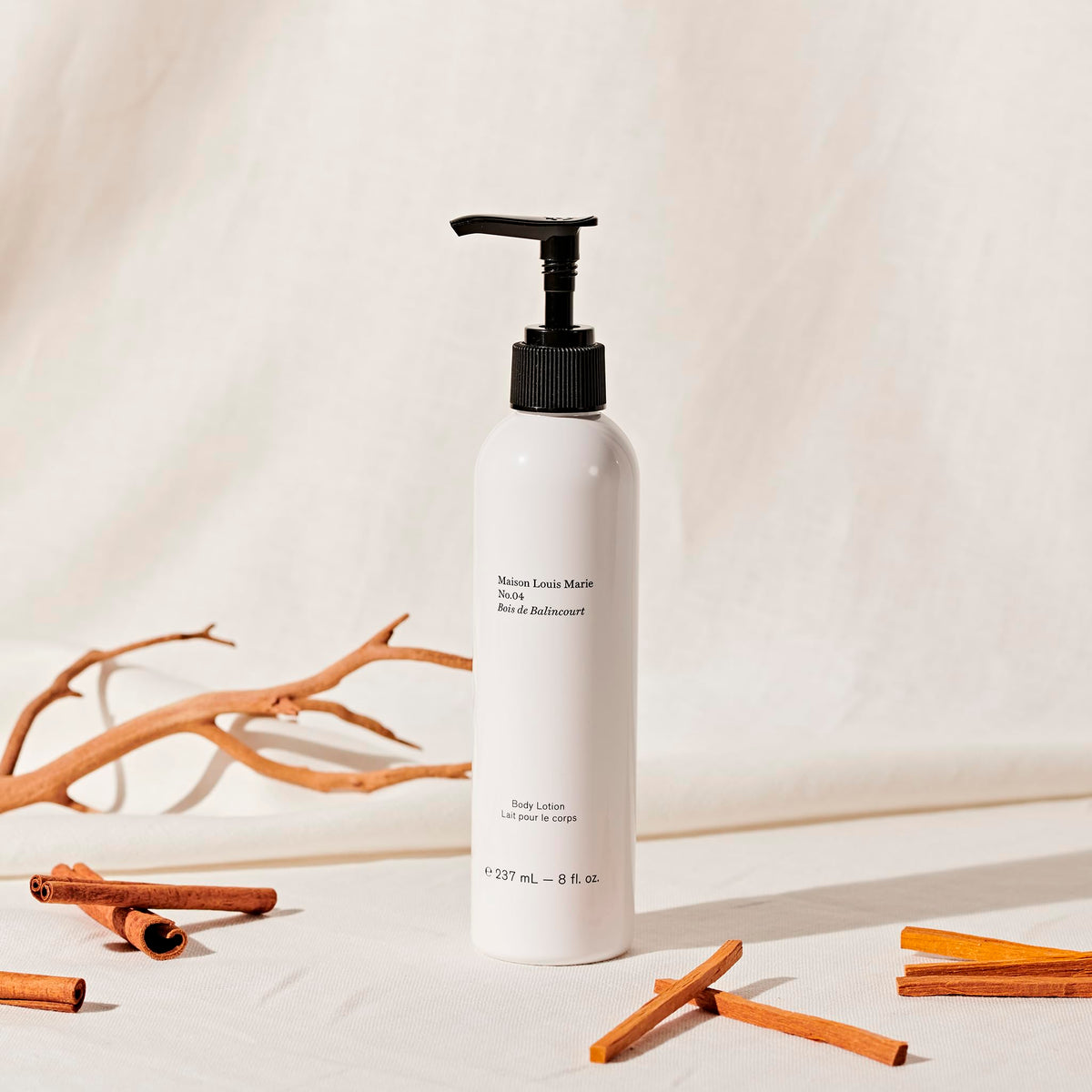 Hand lotion pump in No.04 Bois de Balincourt for quick, convenient application.