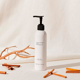 Hand lotion pump in No.04 Bois de Balincourt for quick, convenient application.