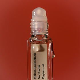 Fragrance notes graphic for Icila showcasing top/mid/base blend.