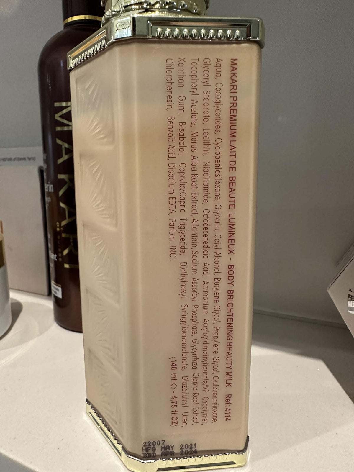 Makari Premium+ Label close-up shows natural botanical formula without harsh chemicals.