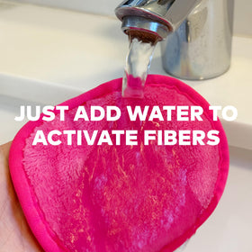 MakeUp Eraser dual-sided fibers detail for exfoliating and clarifying in one step.