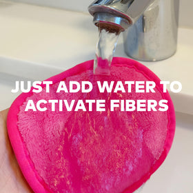 MakeUp Eraser Original water-removal-demo demonstrates makeup lifting with water
