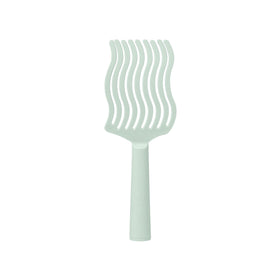 Mane Wets Get It On evenly distributes styling products through hair
