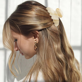 MAORULU elegant gift clip in cream white suits gifting occasions