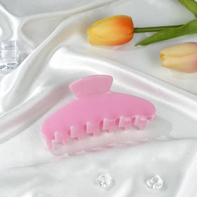 MAORULU lightweight clip held in hand shows comfortable all-day wear.