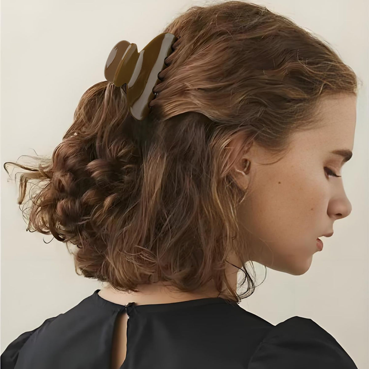 MAORULU three-inch dark brown ponytail clip illustrates versatile styling.