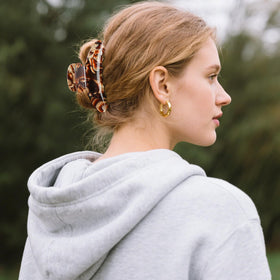 MAORULU tortoise clip styled for everyday outfits and casual events.