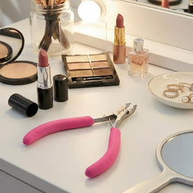 MAQHUES gift-ready cuticle care set on display invites thoughtful gifting.