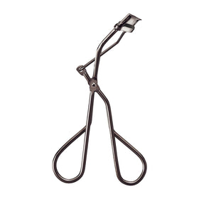 Maquillage Edge Free Eyelash Curler closeup showing precise curling for defined lashes.