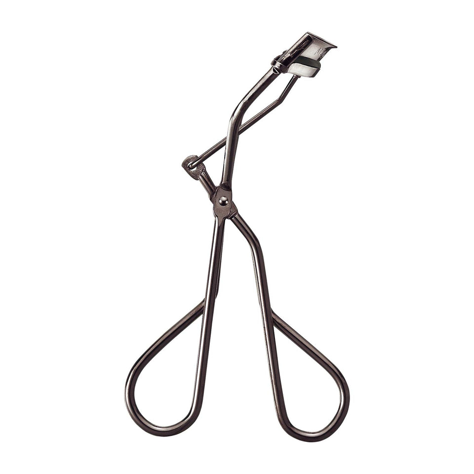 Maquillage Edge Free Eyelash Curler closeup showing precise curling for defined lashes.