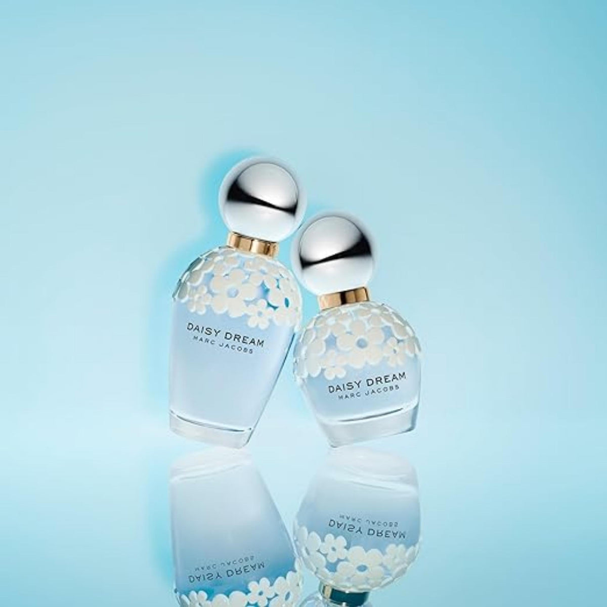 Marc Jacobs Daisy Dream bottle cap with daisies, a charming spring gifting idea.